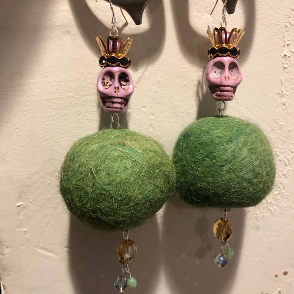 Skull king earrings with felt balls - Picture 4 of 7